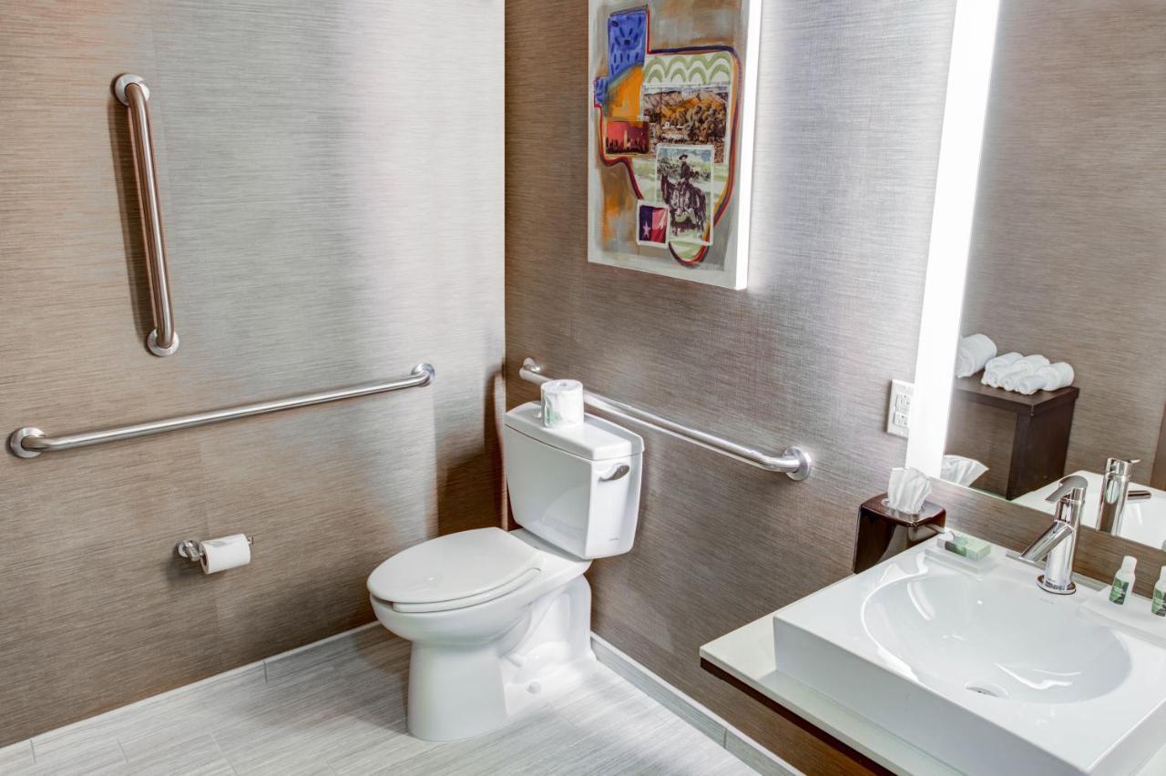 King Suite with Tub - Accessible/Non-Smoking