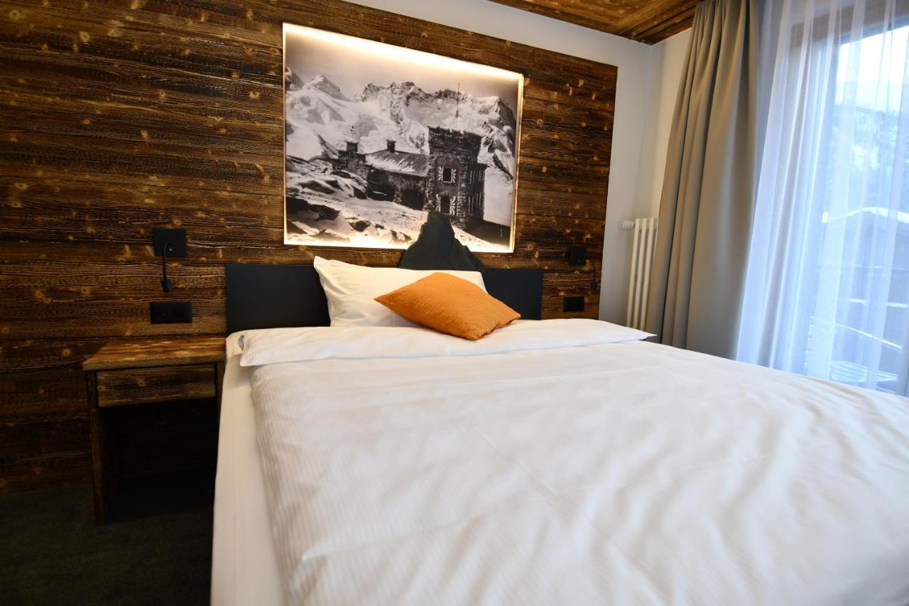 Superior Queen Room Matterhorn View