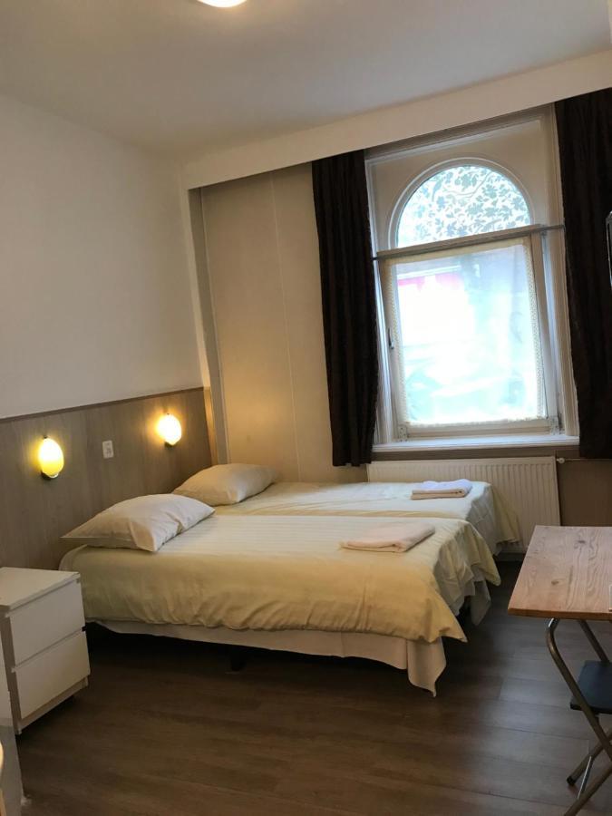 Tweepersoonskamer met 2 Aparte Bedden en Eigen Badkamer