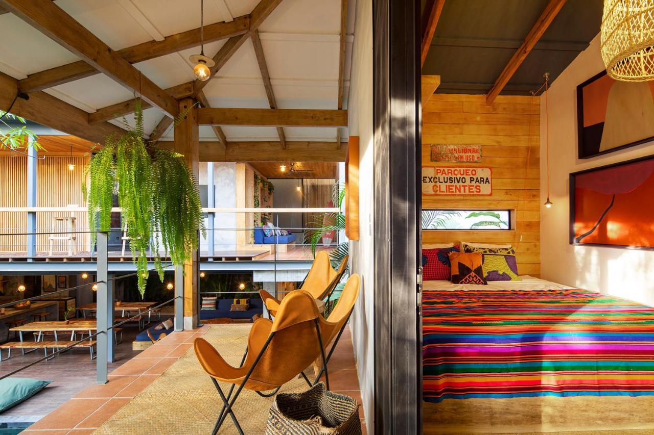 Zimmer mit Kingsize-Bett und Balkon
