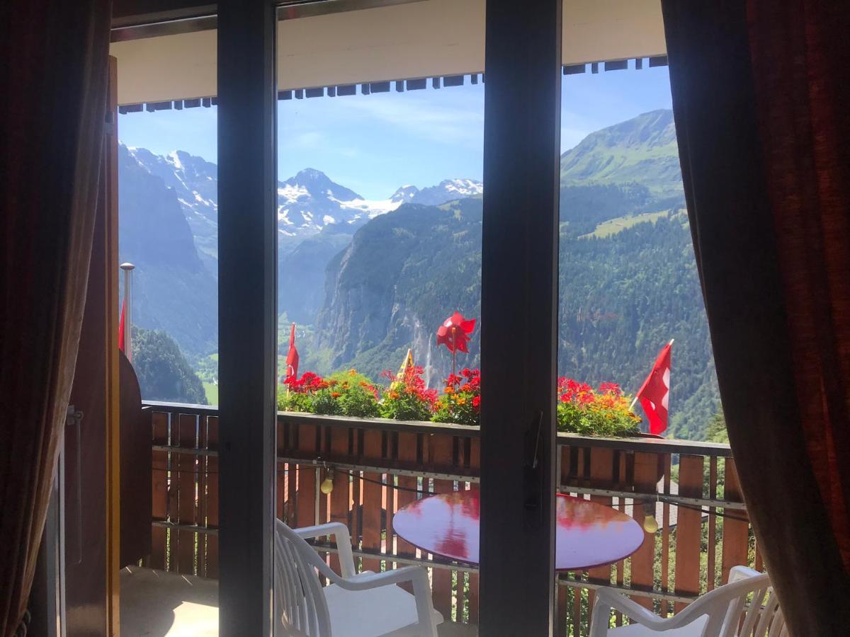 Doppelzimmer mit Panoramablick auf die Jungfrau und Balkon