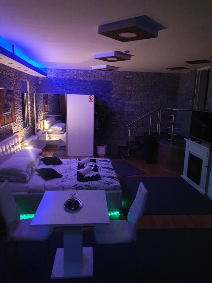 Zimmer mit Queensize-Bett und Whirlpool-Badewanne