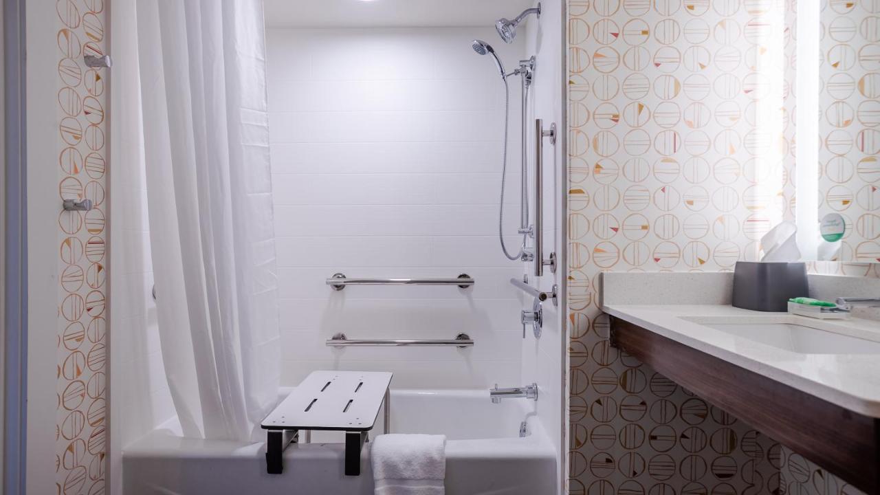 Standard Queen Room with Two Queen Beds and Tub - Mobility/Communications Accessible