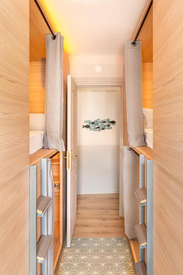 Cama en habitación femenina compartida de 4 camas