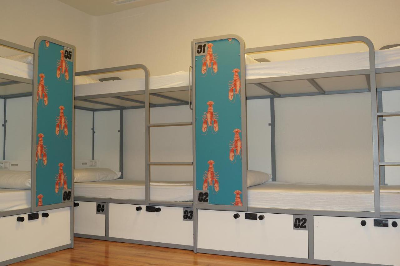 Cama Individual em Dormitório Misto com 6 Camas