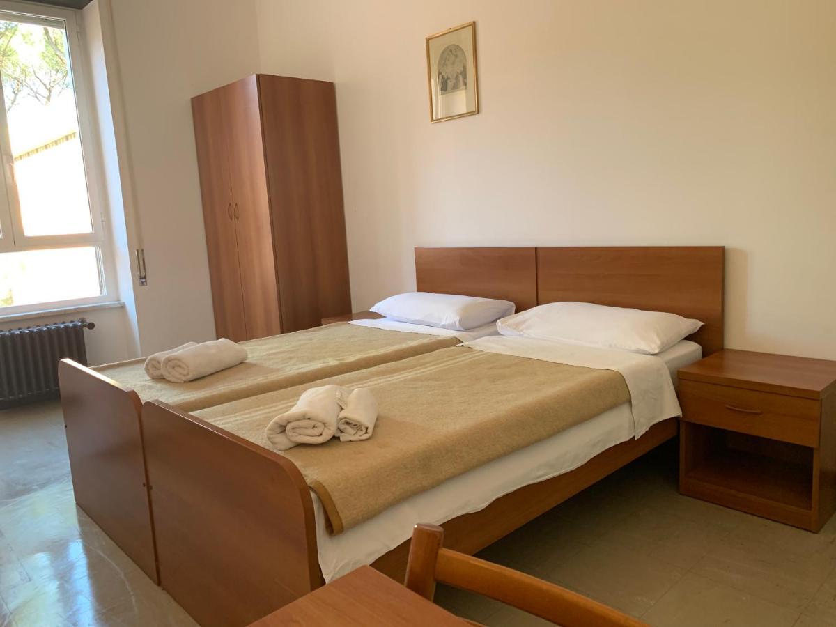 Camera Doppia con Letti Singoli e Bagno in Comune