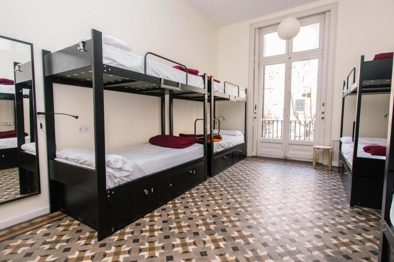 Cama individual en habitación compartida con 8 camas