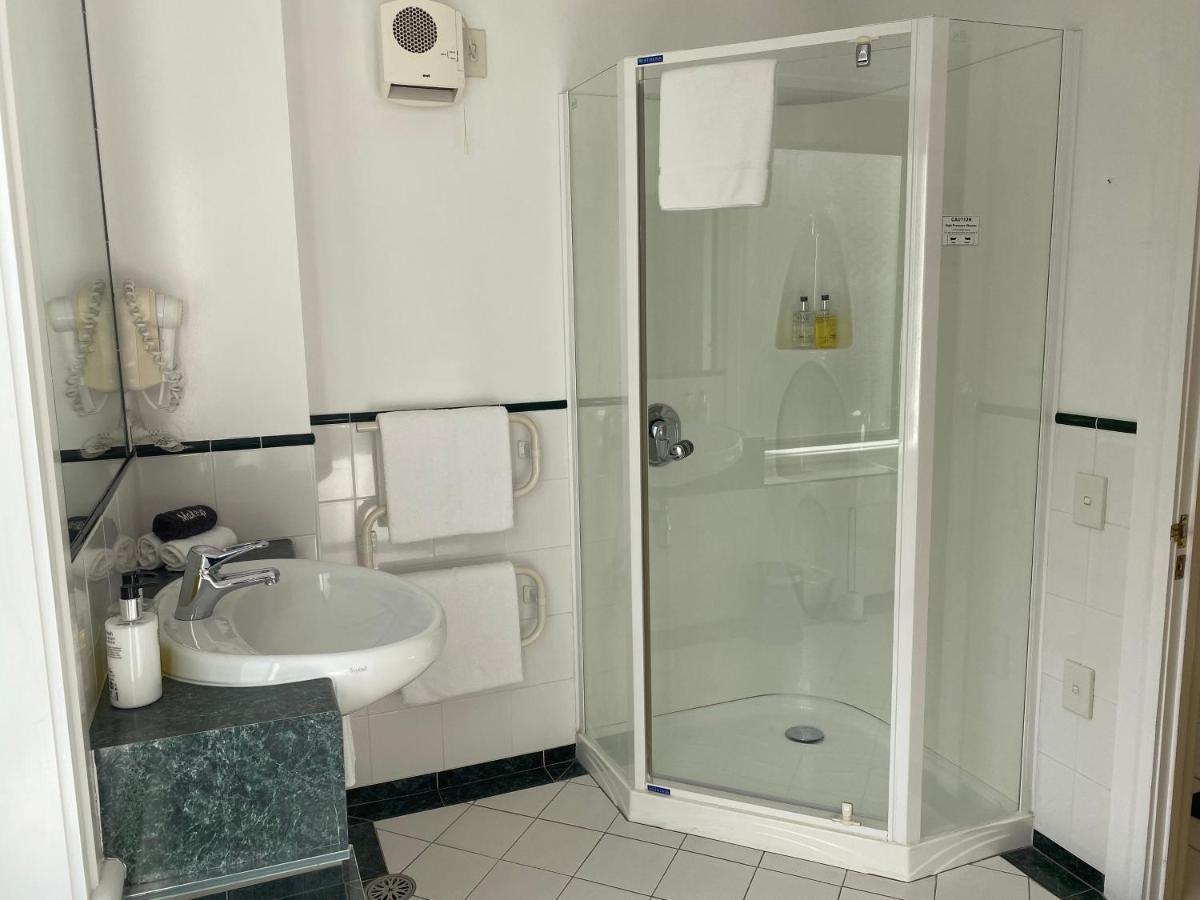 Deluxe One-Bedroom Suite