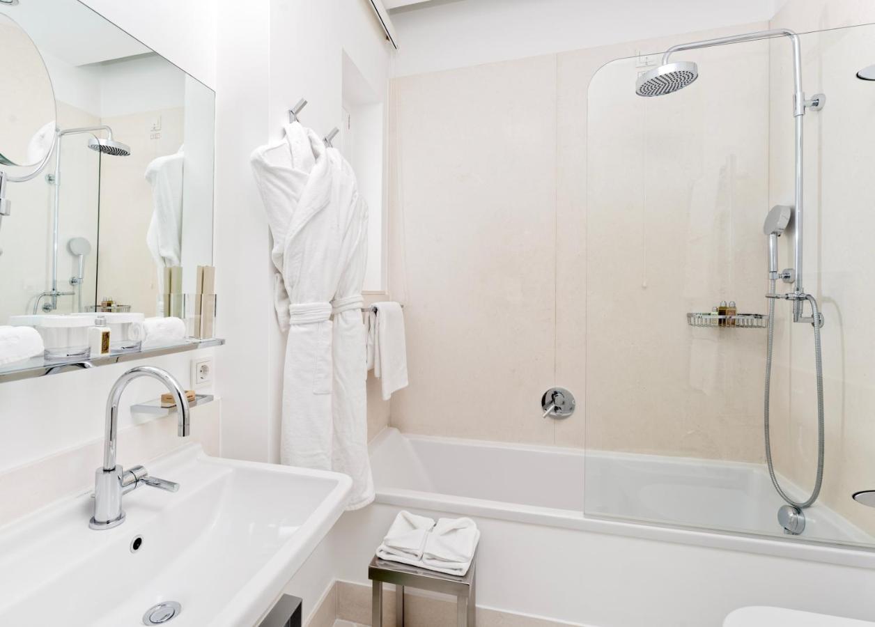 Classic Double or Twin Room Partial Sea View