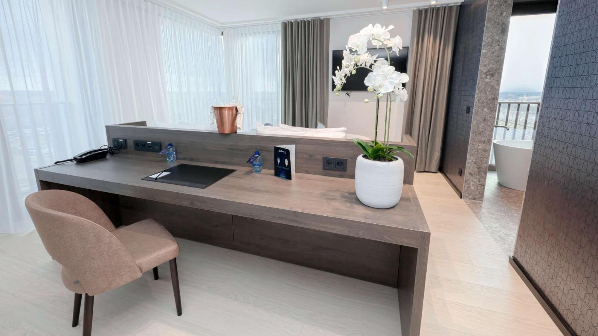 One-Bedroom Suite with Balcony,1216672399:JPEG