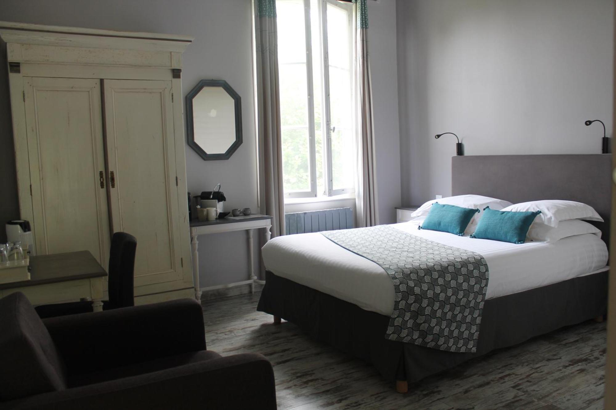 Chambre Lit Queen-Size - Vue sur Piscine