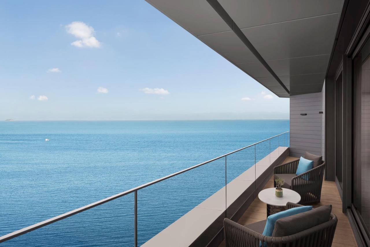 Deluxe Zimmer mit Kingsize-Bett und Panoramablick auf das Meer