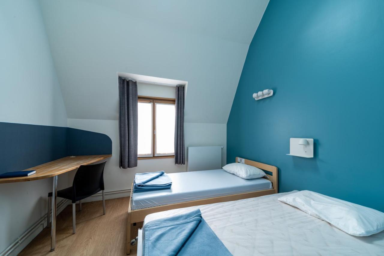 Posto Letto in Dormitorio Maschile con 3 Letti