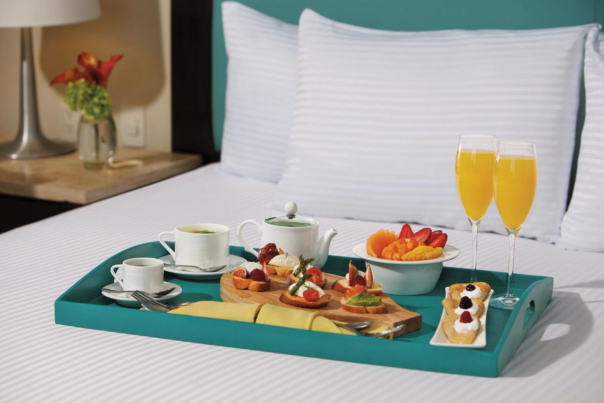 Junior Suite met 2 Tweepersoonsbedden en Tropisch Uitzicht