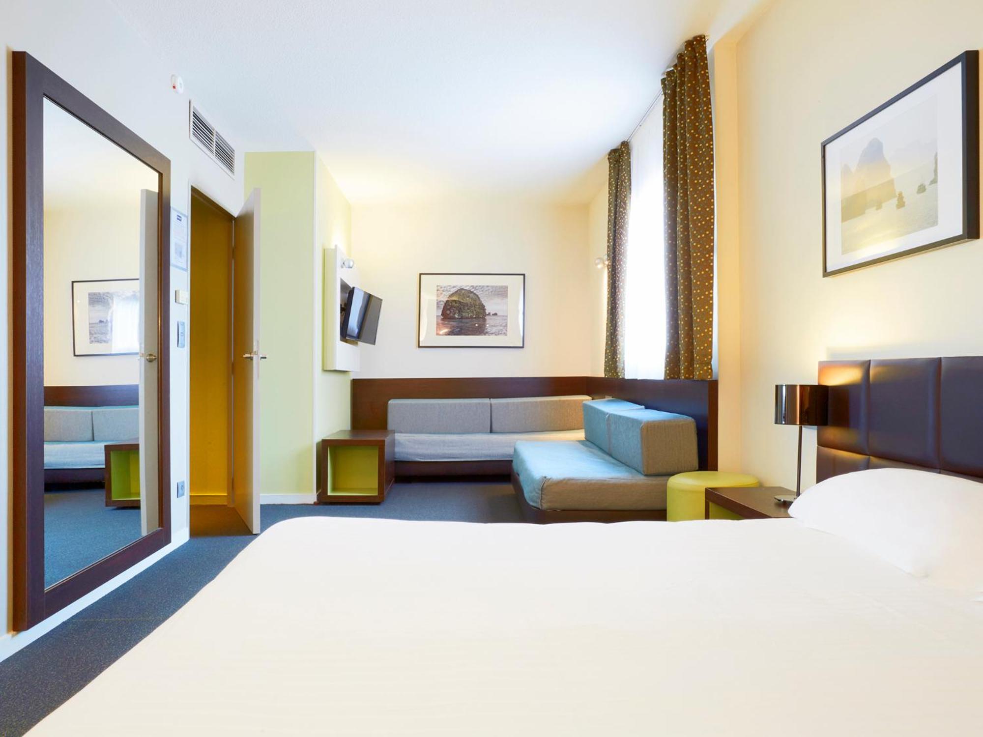 Chambre Standard - 1 Lit Double et 2 Lits Simples