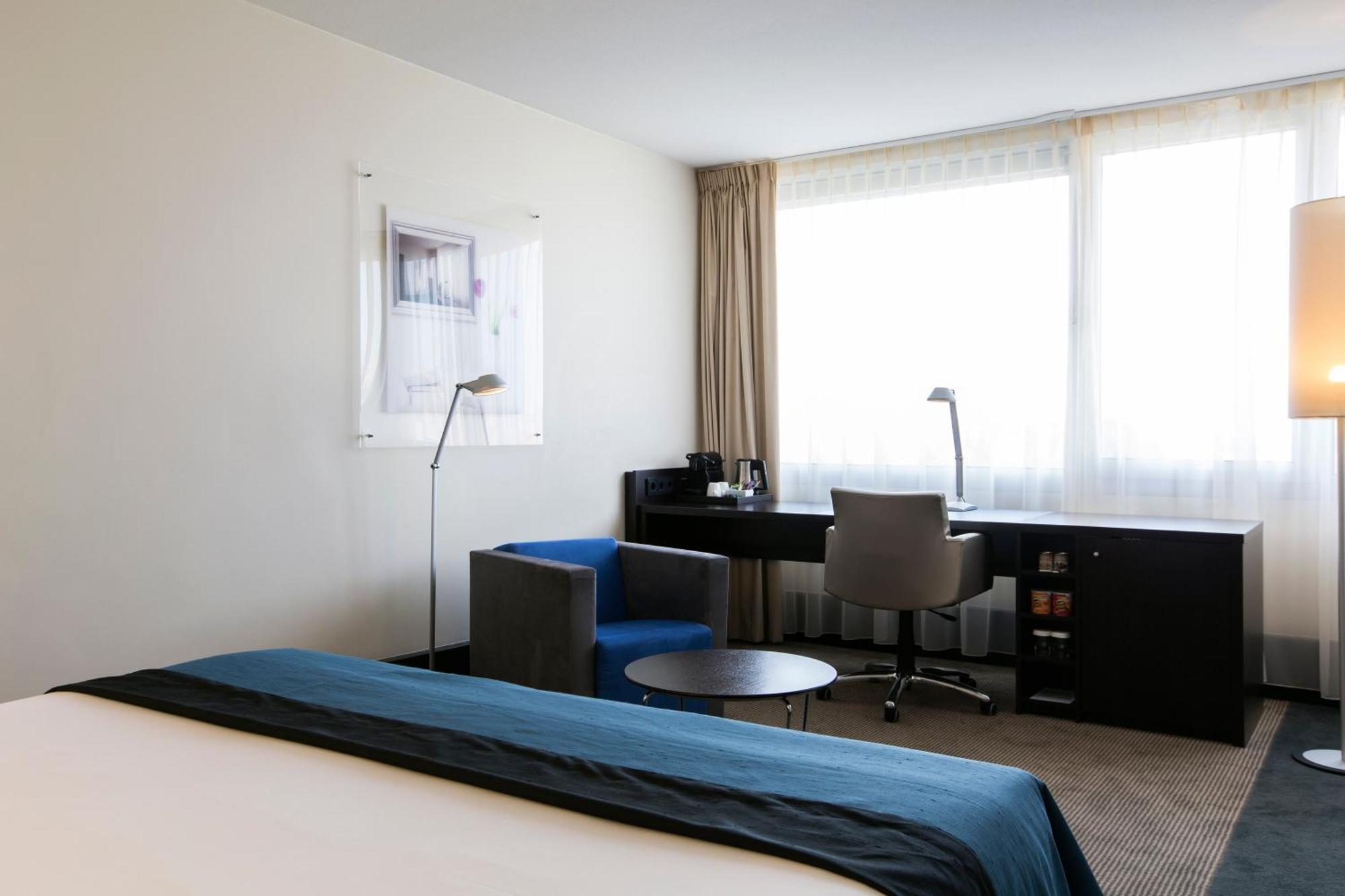 Premium Zimmer mit Kingsize-Bett und Blick auf die Stadt