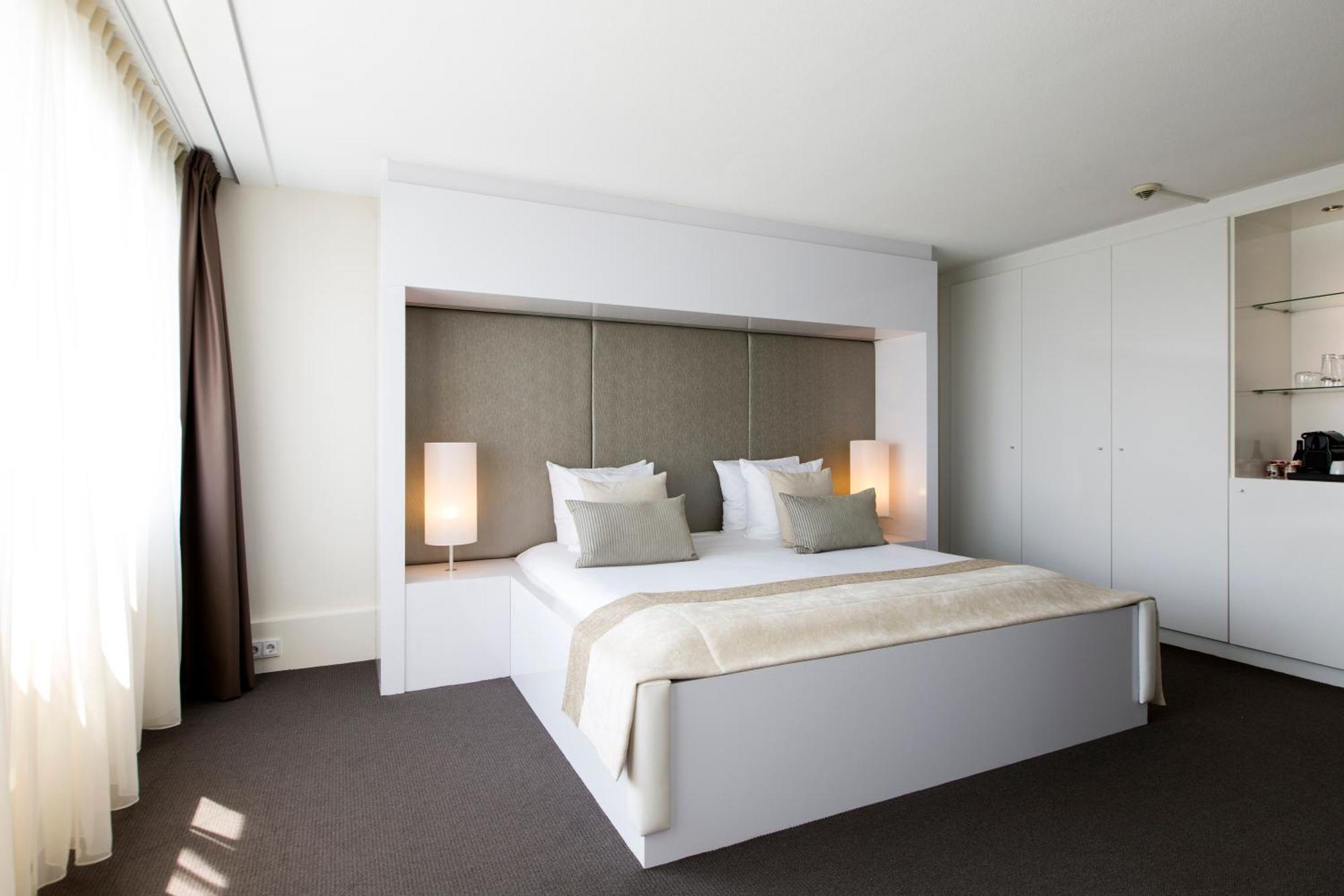 Suite mit Kingsize-Bett und Stadtblick