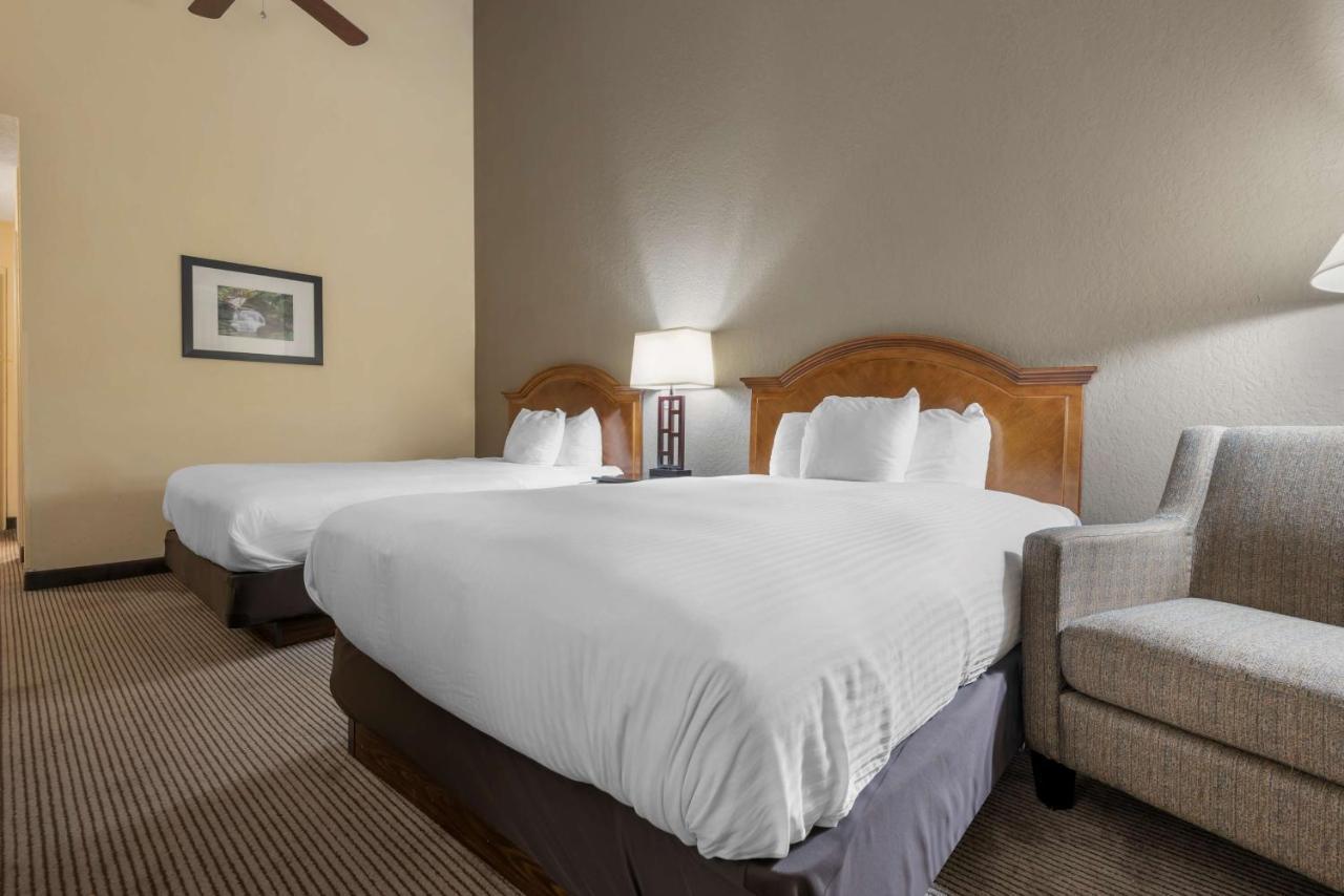 Queen Room with Two Queen Beds and Roll-In Shower - Disability Access