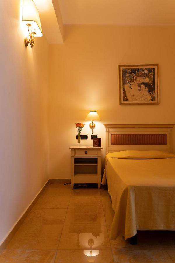 Single Room,1319356828:JPEG