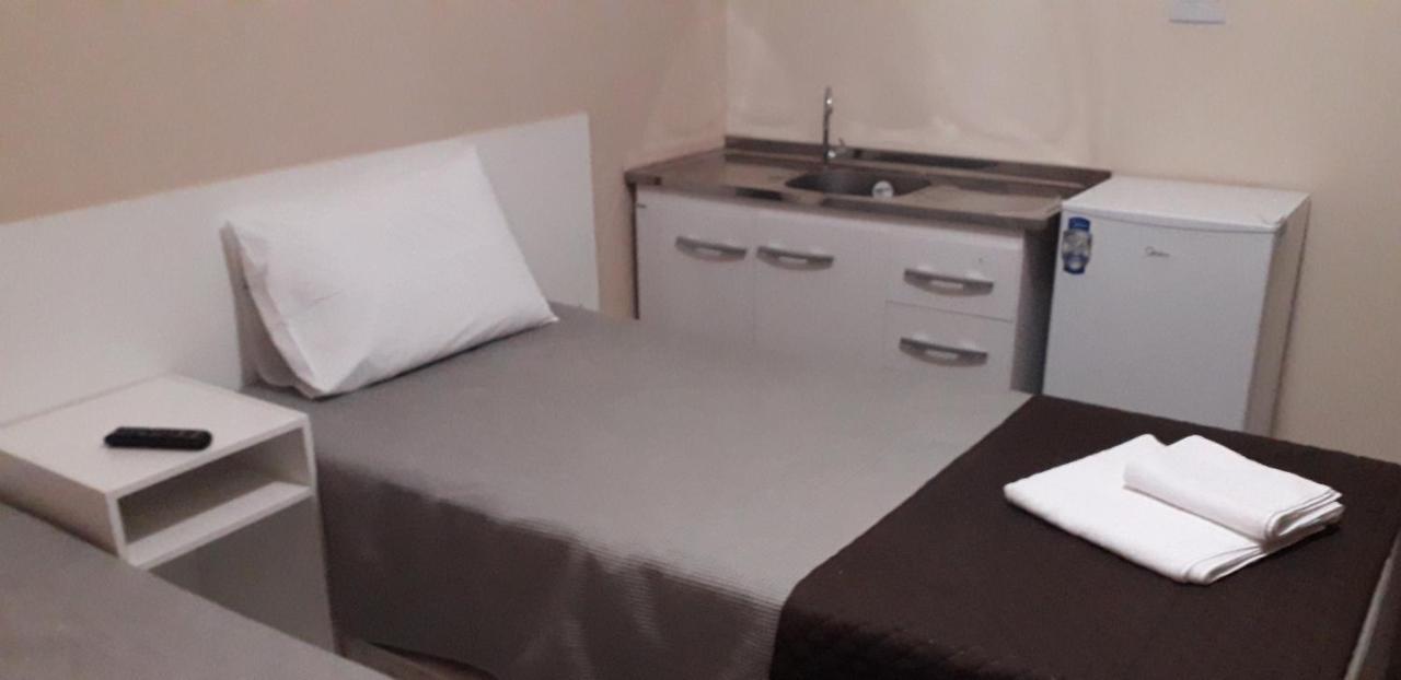 Quarto com 2 Camas de Solteiro e Banheiro Privativo