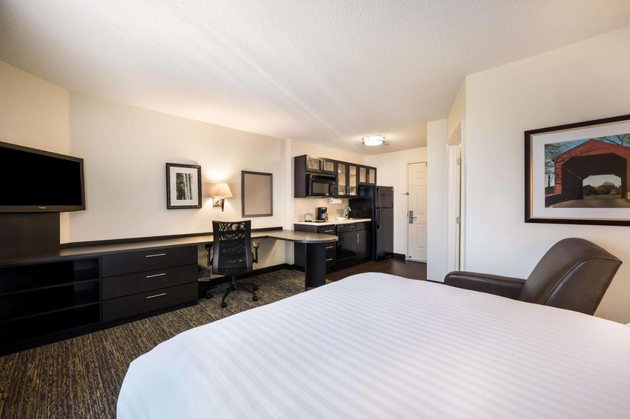 Queen Studio Suite with Bathtub - Mobility/Hearing Accessible,1331053517:JPEG