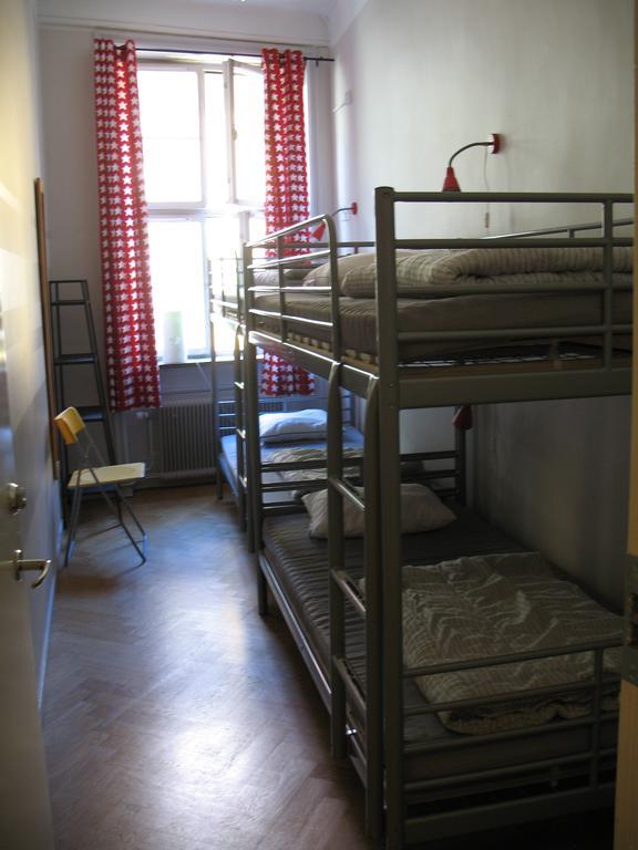 Bed in small 4-Bed Mixed Dormitory Room - quiet street view