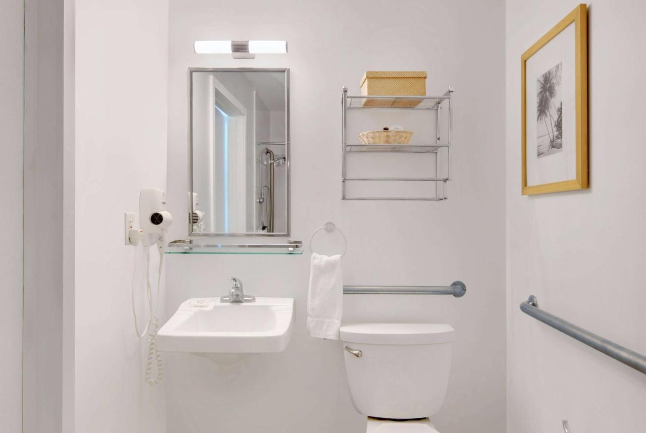 Zimmer mit 1 Kingsize-Bett und rollstuhlgerechter Dusche – barrierefrei, für Hörgeschädigte geeignet, Nichtraucher