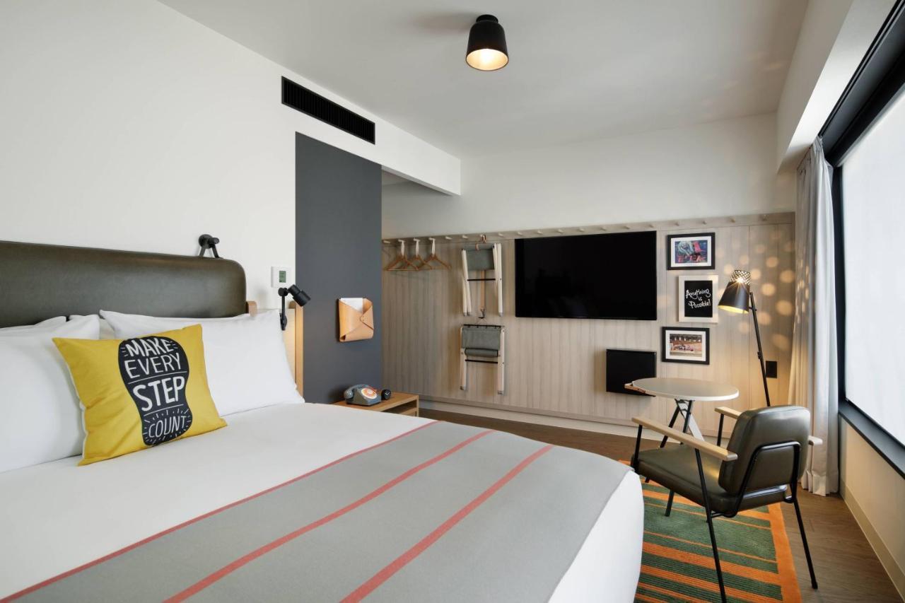 Larger Guest room, 1 Queen, City view