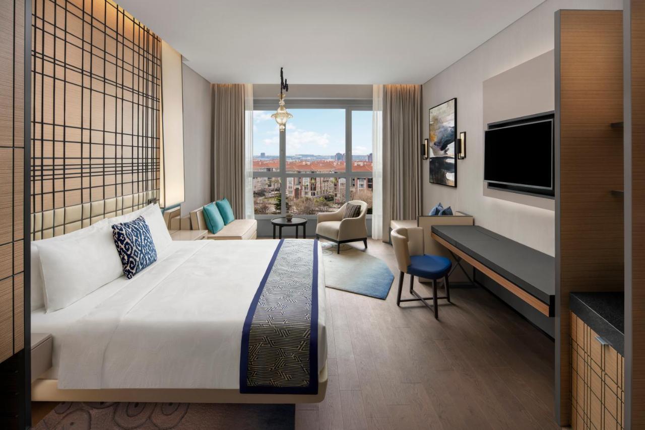 Deluxe Zimmer mit Kingsize-Bett und Stadtblick
