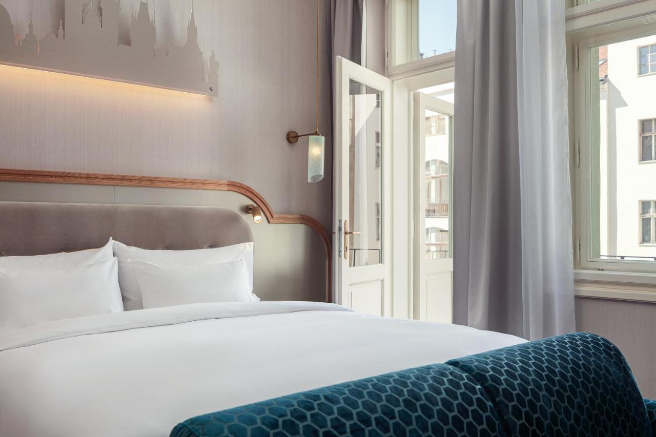 Chambre Lit King-Size de Luxe avec Canapé-Lit et Balcon.
