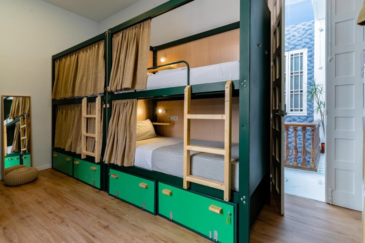 Bed 8-Bed Mixed Dormitory Room Balcony