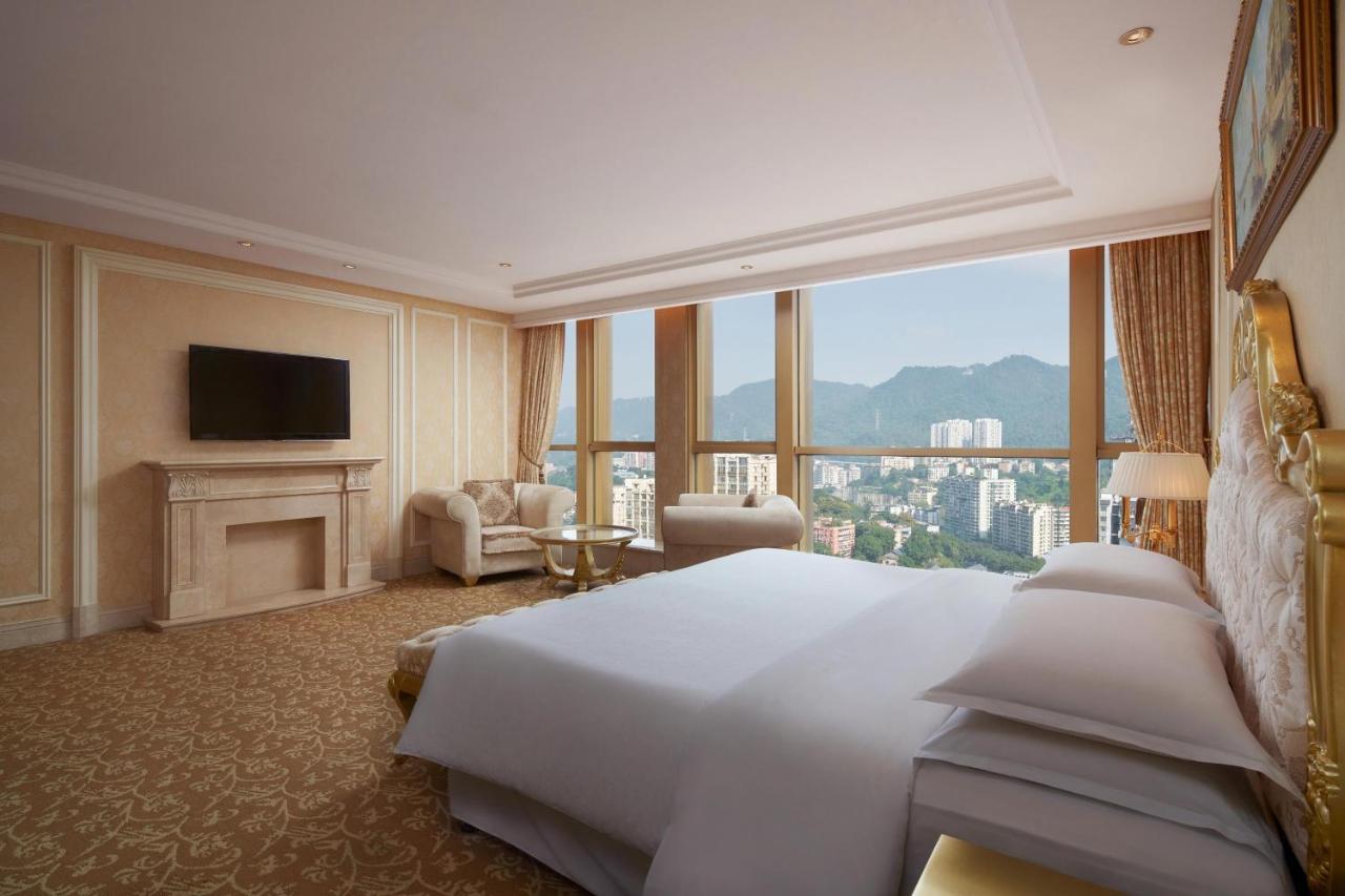 Club Grand Room