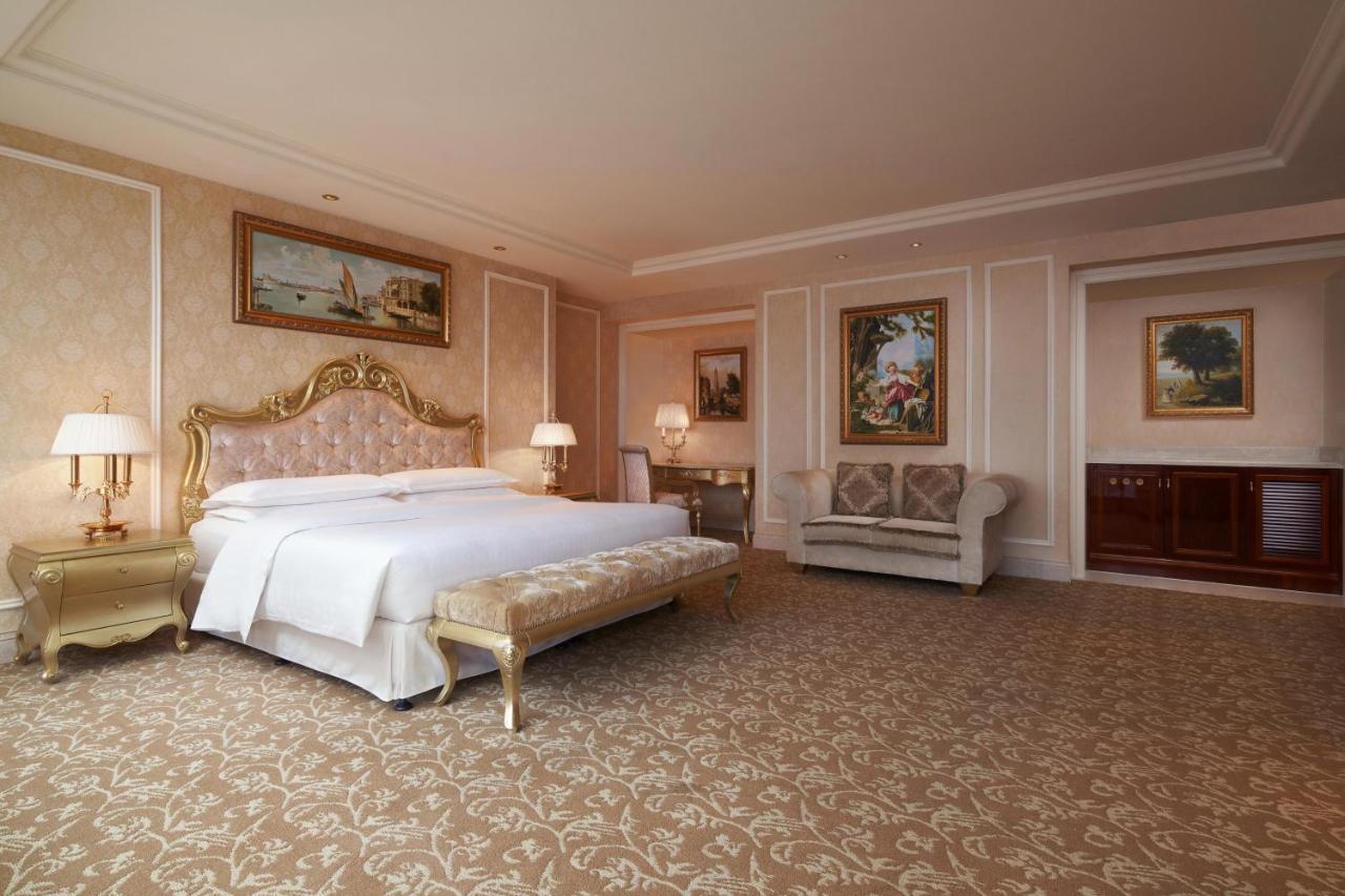Club Grand Room