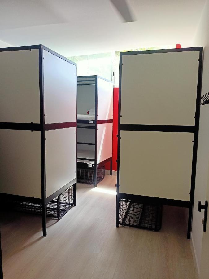 Lit dans Dortoir pour Hommes de 8 Lits
