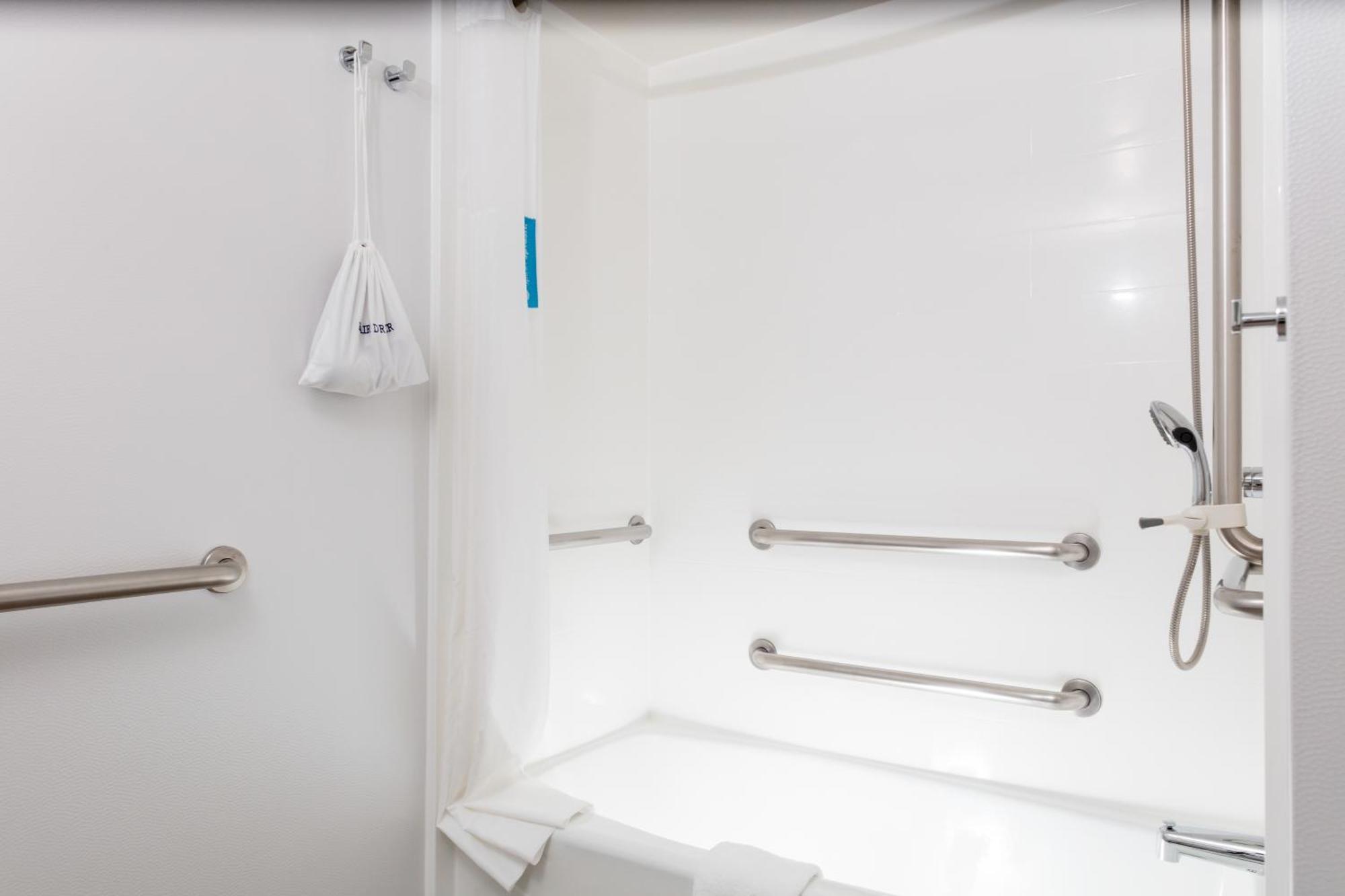 King Room with Bath Tub - Mobility Access