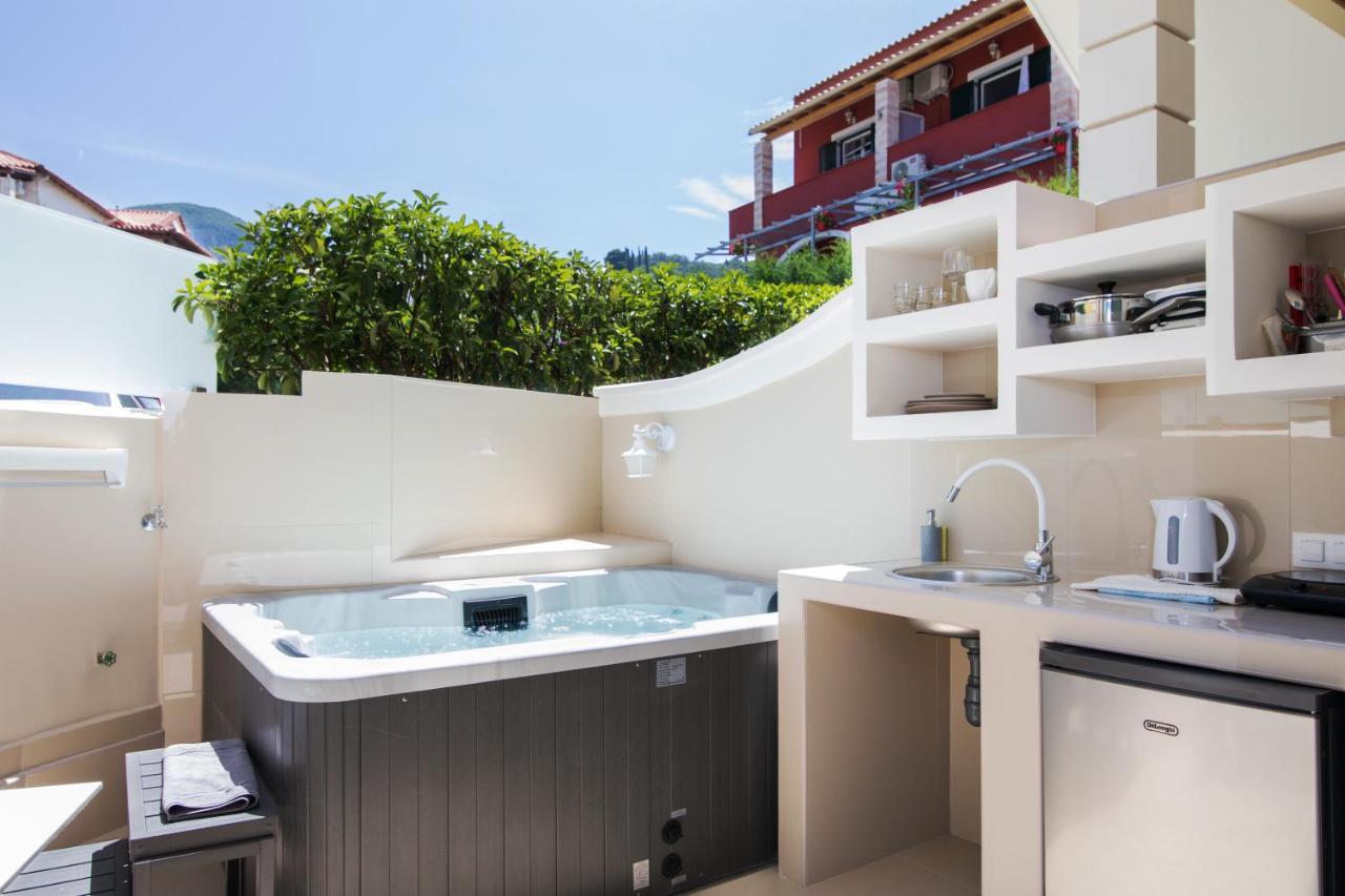 Habitación con cama grande y bañera de hidromasaje