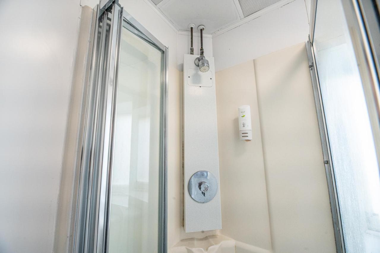 Bed in een Gemengde Slaapzaal met 9 Bedden en een Gedeelde Badkamer