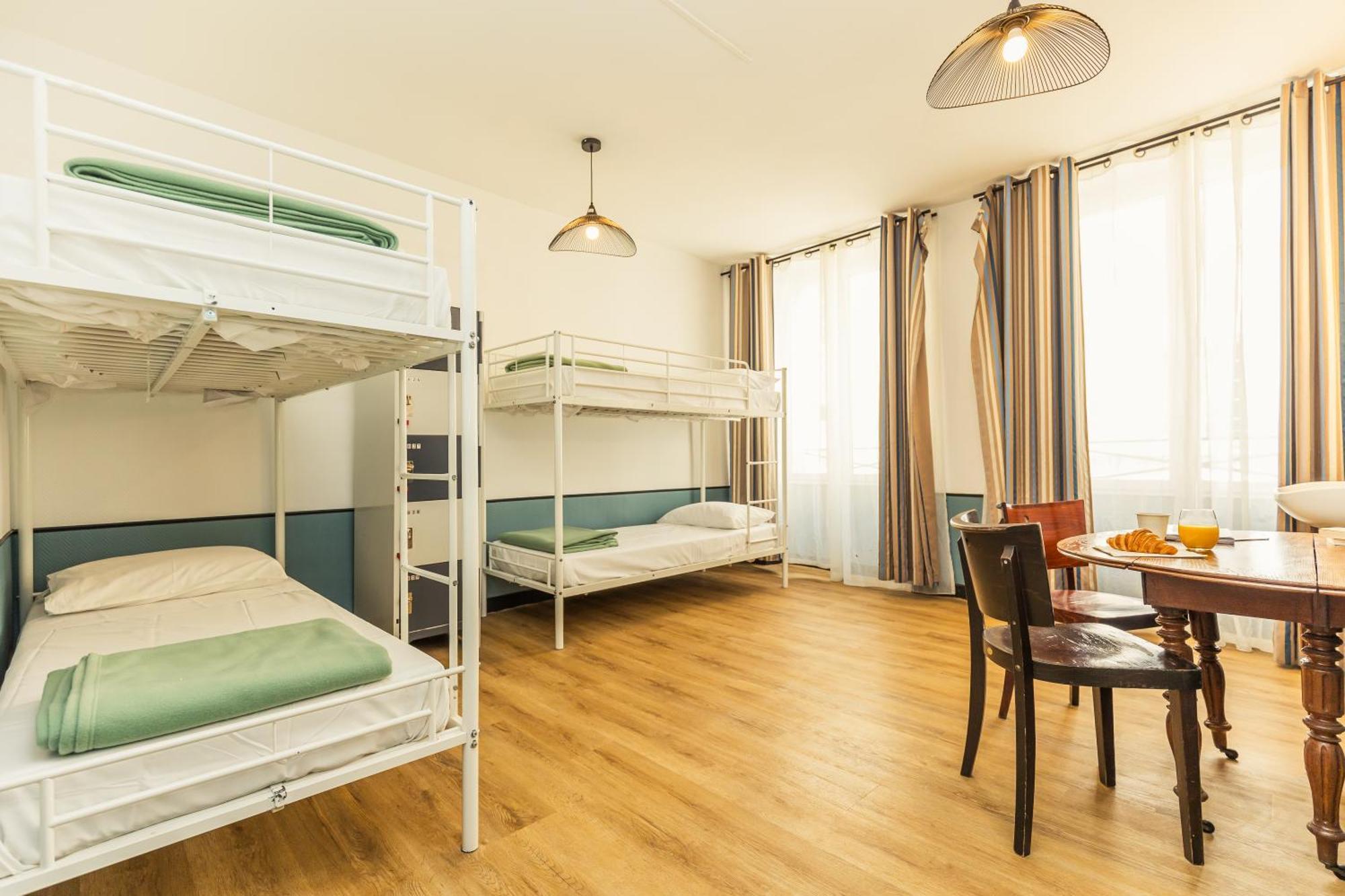 Cama em Dormitório Misto com 6 Camas e Banheiro Privativo