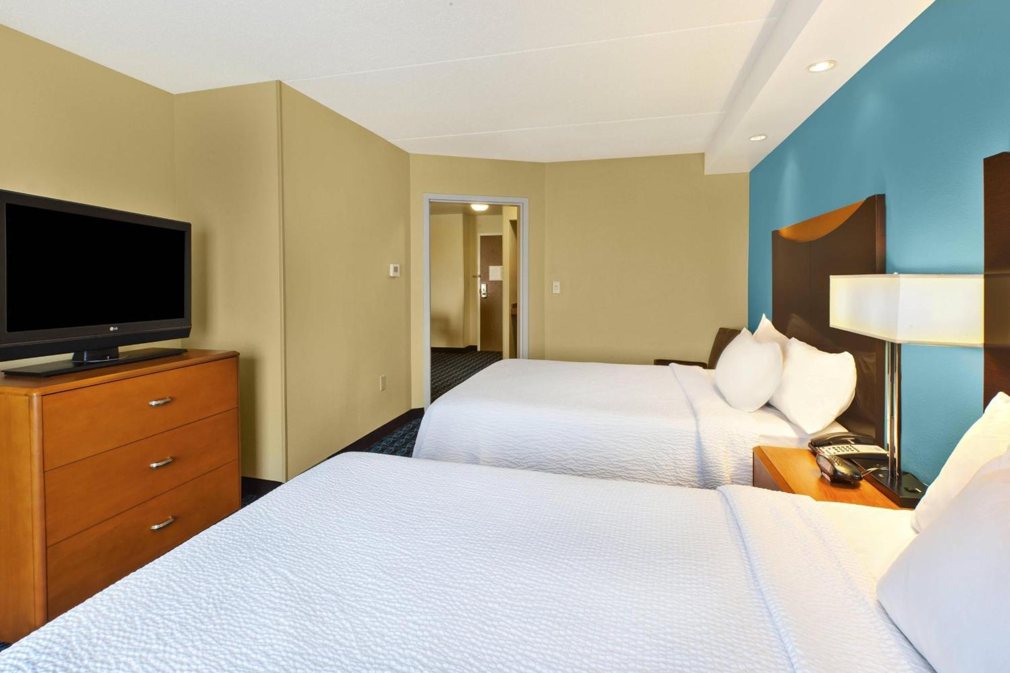 One-Bedroom Queen Suite with Two Queen Beds, Living Room and Sofa Bed