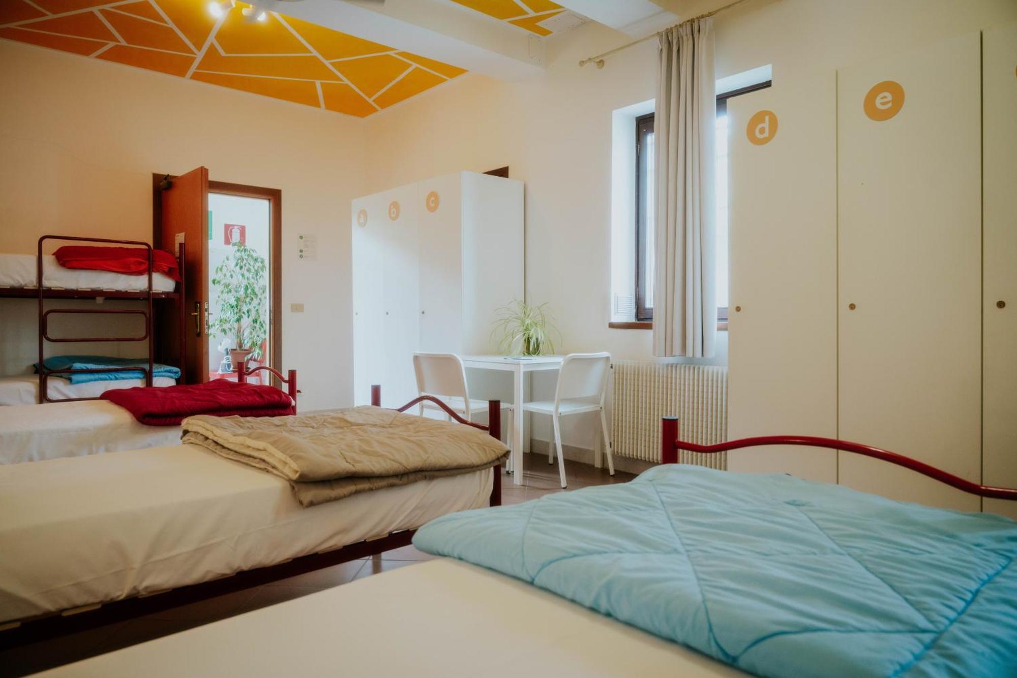 Cama individual en dormitorio compartido mixto de 7 camas