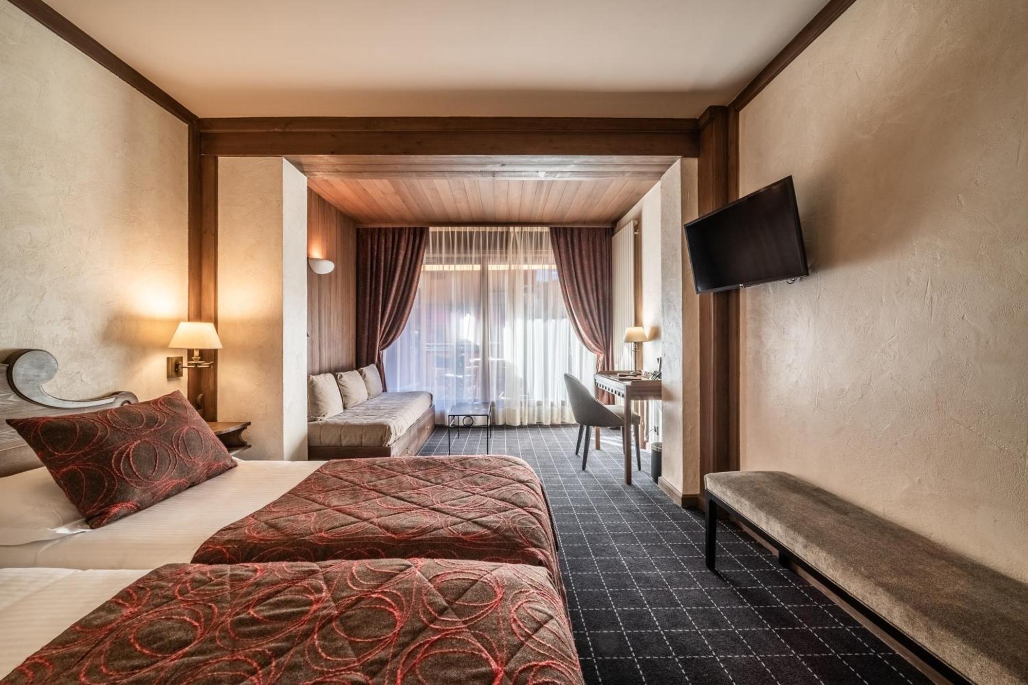 Habitación con cama grande y balcón