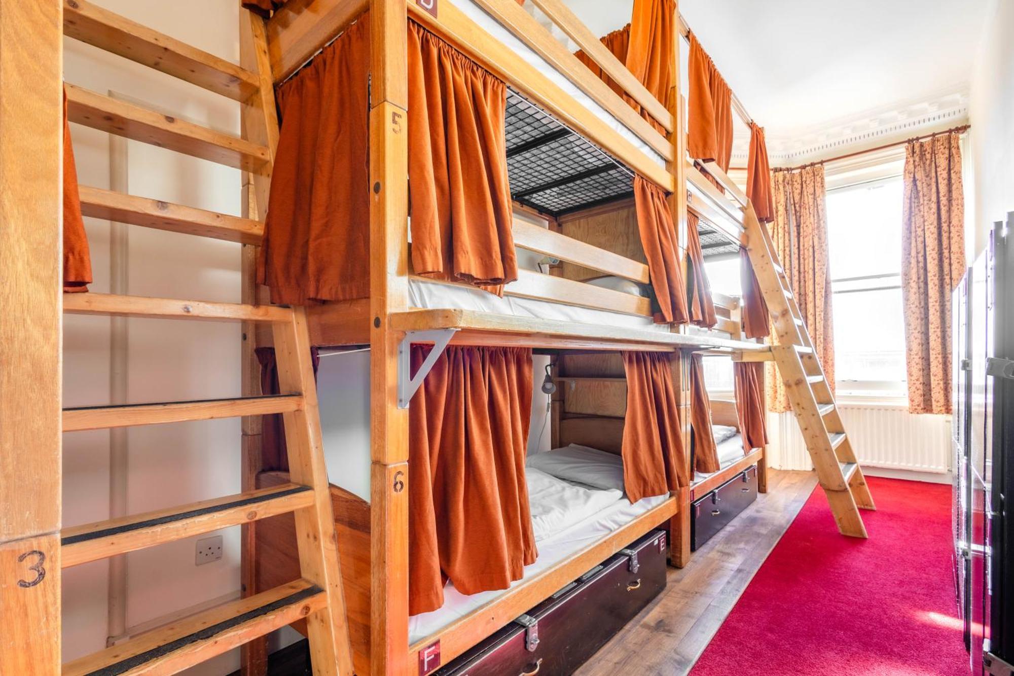 Posto Letto in Dormitorio Misto con 10 Letti