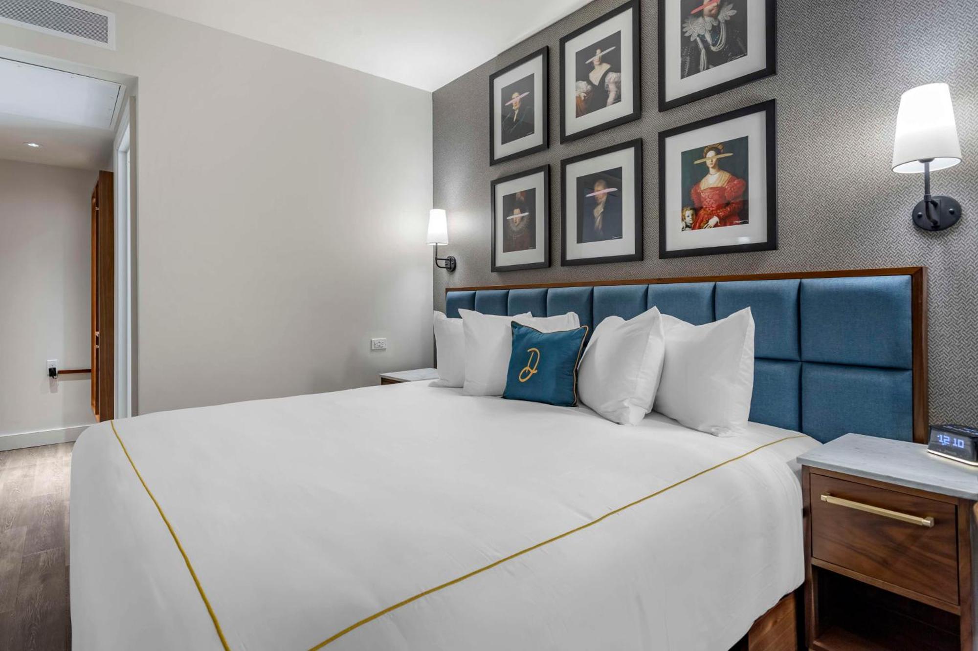 Habitación con cama extragrande.