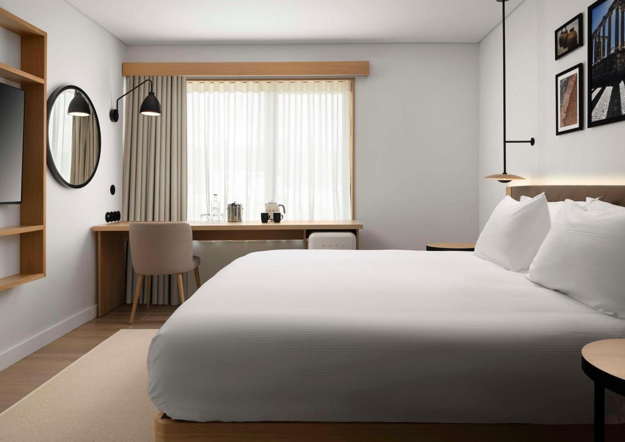 Habitación con cama extragrande.