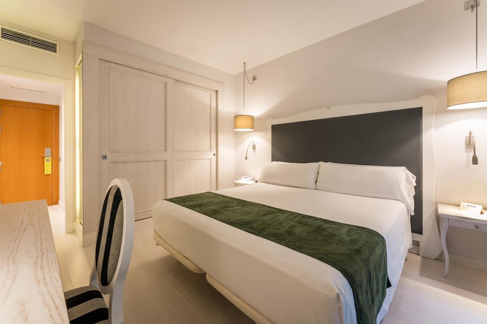 Chambre Double ou Lits Jumeaux - Vue Latérale sur Mer