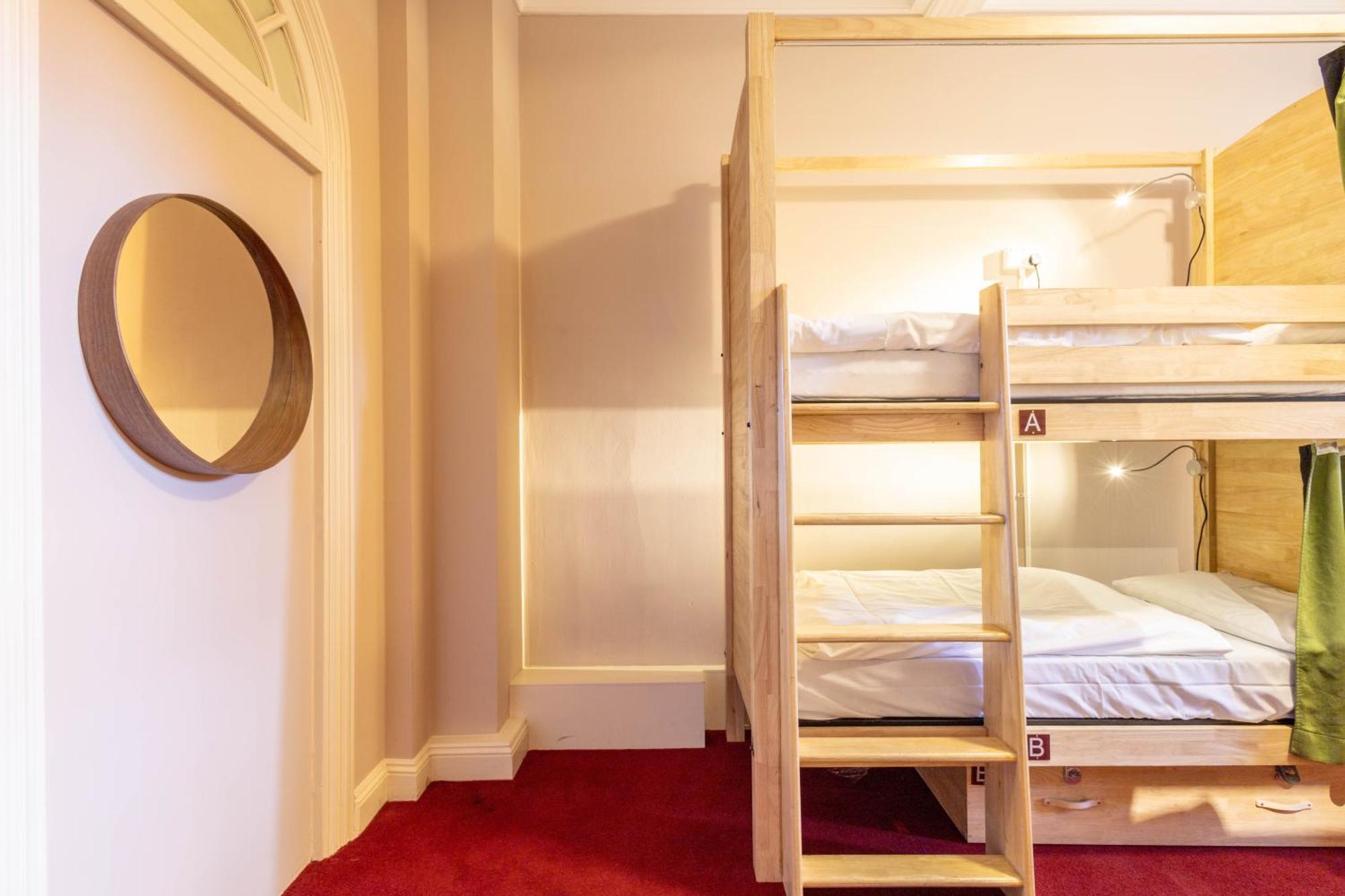 Posto Letto in Dormitorio Femminile con 8 Letti