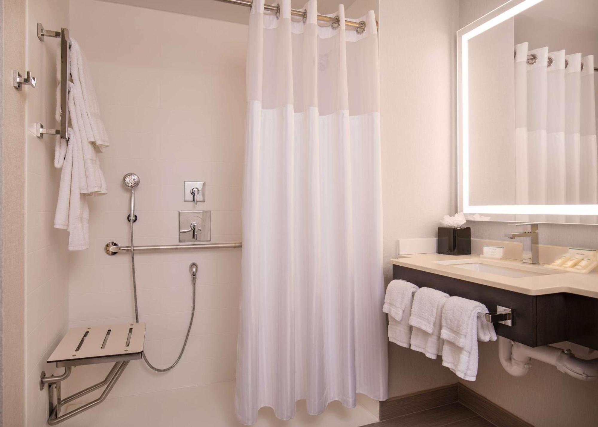 Kamer met Kingsize Bed en Rolstoeltoegankelijke Douche - Toegankelijk voor Gasten met een Lichamelijke Beperking