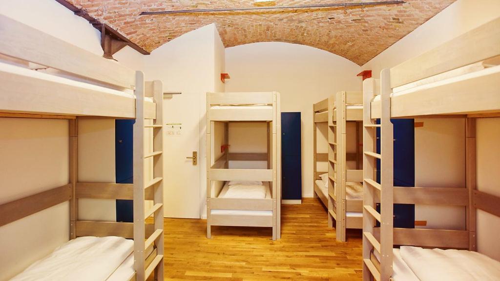 Lit Simple en Dortoir Mixte (8 Lits) avec Salle de Bains Commune à l'Étage
