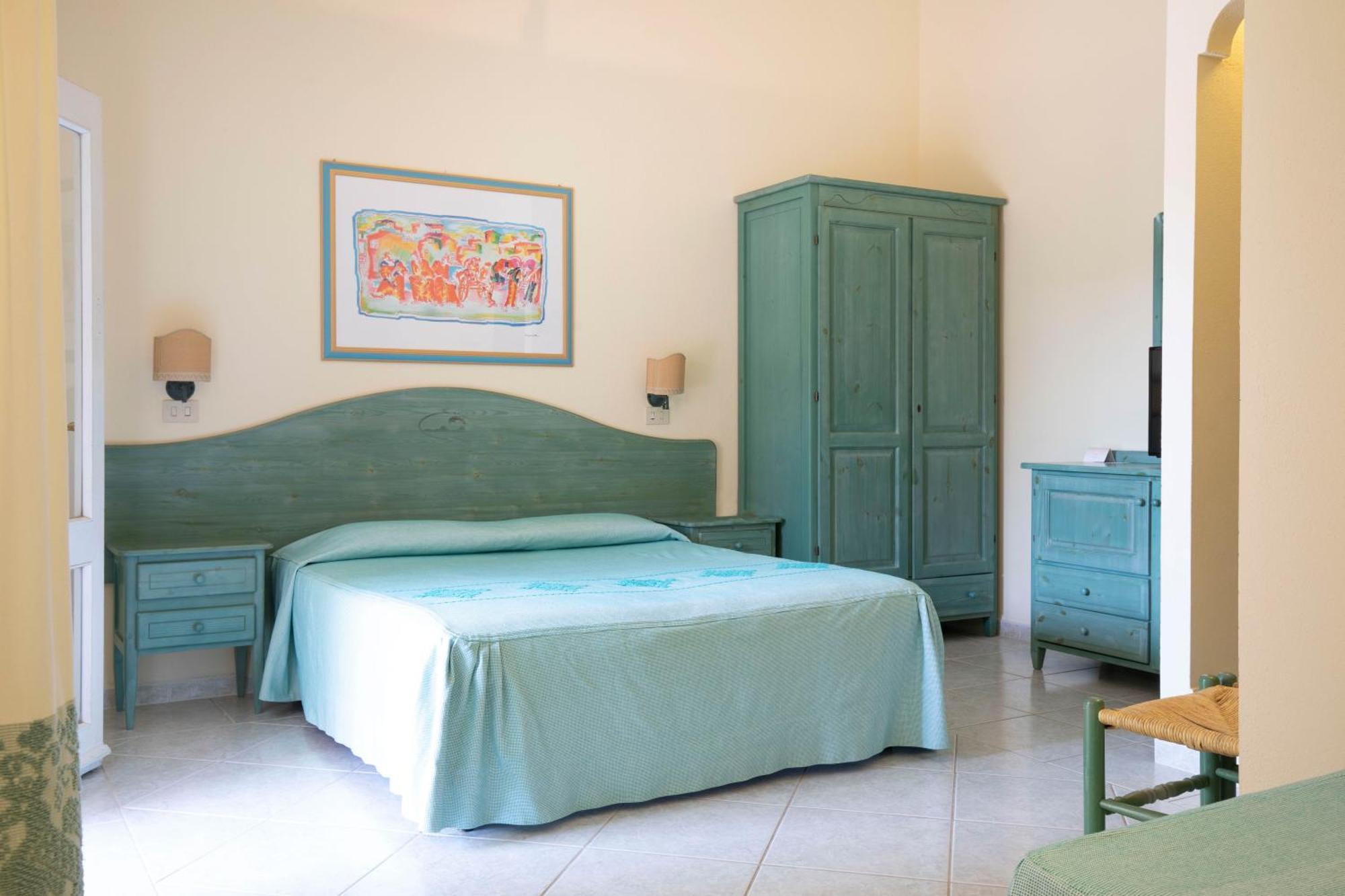 Zimmer mit Queensize-Bett und Poolblick