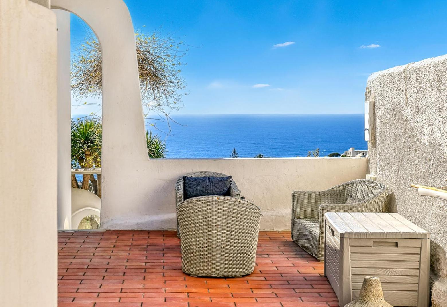 Monolocale con Terrazza e Vista Giardino